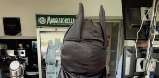 FOTO Orta di Atella: Villano si traveste da Batman per non farsi riconoscere in spiaggia a Gaeta, incontro con Nicola Iovinella vestito da Joker. Ritrovato lo scroto del sindaco