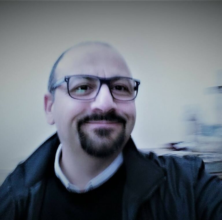 Orta di Atella come un manicomio criminale, Nicola Iovinella fa il moralista e attacca l’ex capo dell’Utc Ferrante: “Deve restituire 1.500 euro”. Il geometra è stato arrestato, scoperto in compagnia dei Negus e accusato di aver intascato tangenti