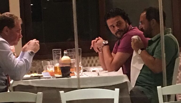 FOTO Orta di Atella, cena intima tra Villano, il consigliere regionale Graziano e Indaco. Si è parlato del Pd locale. Il sindaco si mangia pure il piatto, il leader di Noi Ortesi non capisce un cazzo