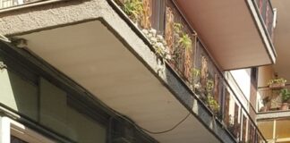 Sant’Arpino: finalmente il sindaco Dell’Aversana fa rimuovere le fioriere abusive davanti alla sua casa, ma vanno abbattuti anche i pali in pietra. Ora “colpire” l’ex primo cittadino Di Santo