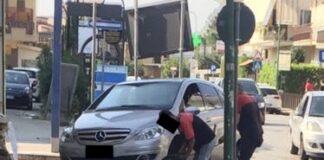 FOTO SHOCK – Sant’Arpino, il cognato del sindaco Dell’Aversana “Il Legalitario” (da strapazzo) sfrutta il lavoro minorile. Che vergogna! Asl, Ispettorato, Vigili, Carabinieri dove siete?