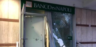 FOTO ESCLUSIVE Orta di Atella, assalto al Banco di Napoli: gang tenta di trafugare i Bancomat. Distrutta la porta d’ingresso, ingenti danni