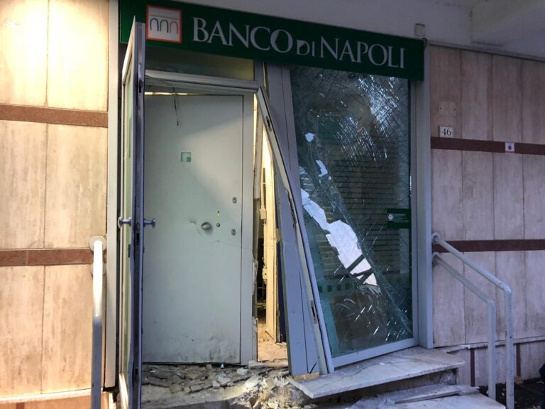 FOTO ESCLUSIVE Orta di Atella, assalto al Banco di Napoli: gang tenta di trafugare i Bancomat. Distrutta la porta d’ingresso, ingenti danni