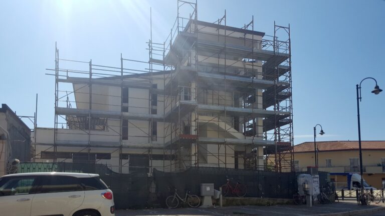 FOTOGALLERY – Villa Literno, all’entrata della città nasce un palazzone al posto di un piccolo immobile. Un mostro di cui nessuno finora si è accorto. Che strano!