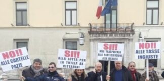 FOTO Sant’Arpino: il sindaco Dell’Aversana “impone” ai consiglieri di maggioranza la firma di un documento per aderire all’Acquedotti: finalmente qualcuno si oppone. Scricchiola il “regime”