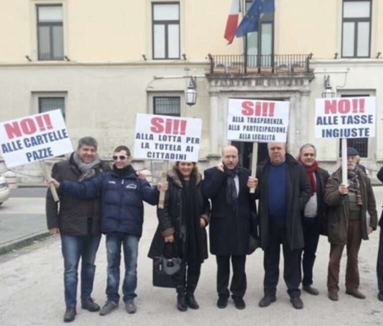 FOTO Sant’Arpino: il sindaco Dell’Aversana “impone” ai consiglieri di maggioranza la firma di un documento per aderire all’Acquedotti: finalmente qualcuno si oppone. Scricchiola il “regime”