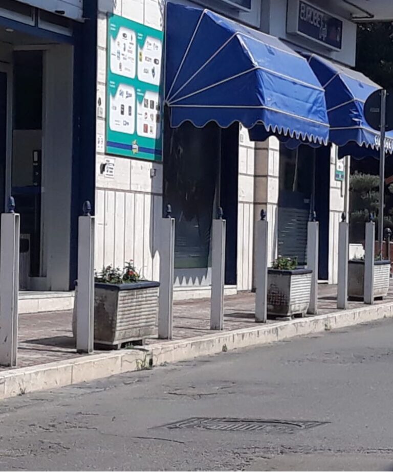 Sant’Arpino, la grande bugia dell’ex sindaco Di Santo: le fioriere abusive davanti al locale del fratello non ancora rimosse, sono trascorsi due mesi dalla sua promessa