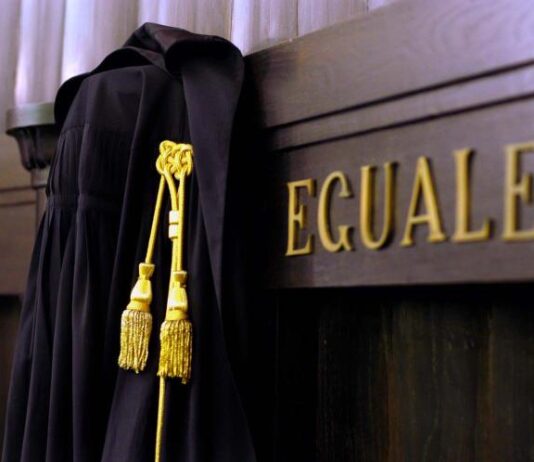 Portico di Caserta, 46enne a giudizio per stalking: raffica di telefonate alla vittima e auto danneggiata con mazza da baseball