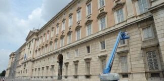 Crolla una parte della facciata della Reggia di Caserta, il restauro ultimato nel 2016: zona transennata