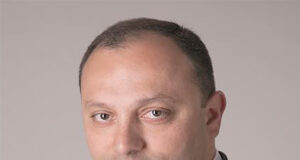 Succivo, il colpevole silenzio dei consiglieri di opposizione Tinto, Morelli, Crispino e Maglioli: mutismo assoluto su tutto. Anche sulle truffe a favore del cognato del vicesindaco Papa, il camorrista Aletta. Zainetti vuoti e valigette con soldi sporchi