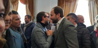 GUARDA LE FOTO Elveri forma il gruppo consiliare della Lega e abbandona Scegli Orta, non parteciperà all’Assise perché vuole la guida dell’Acquedotti. La maggioranza brinda ma Iovinella protesta