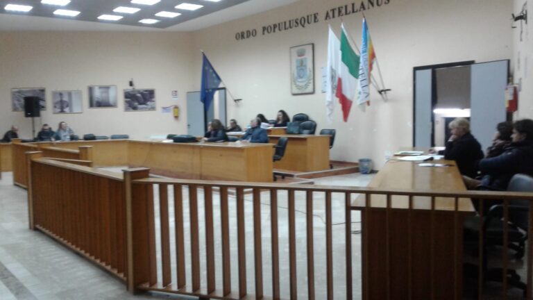 Scandalo a Sant’Arpino, delibera illegittima per un “regalo di Natale” di 41mila euro alla preside Belardo: decisivo il voto di Boerio che corre più veloce di Bolt. Si spera nella magistratura