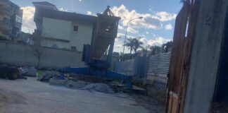 LE FOTO Orta di Atella, il 2019 inizia bene: rimossa dopo 12 anni la gru sul terreno del padre di Nicola Iovinella. A rischio centinaia di persone. Ma attenzione: potrebbe essere solo un’illusione del geometra-mago