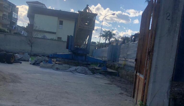 LE FOTO Orta di Atella, il 2019 inizia bene: rimossa dopo 12 anni la gru sul terreno del padre di Nicola Iovinella. A rischio centinaia di persone. Ma attenzione: potrebbe essere solo un’illusione del geometra-mago