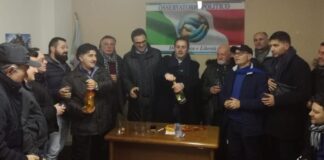 IL VIDEO DELLE IENE Succivo, scandalo stadio comunale: il sindaco Colella farfuglia parole in una lingua finora sconosciuta e racconta balle sulle dimissioni dell’assessore allo Sport Russo. Lei lo smentisce. E poi: “Qui la camorra non c’è”