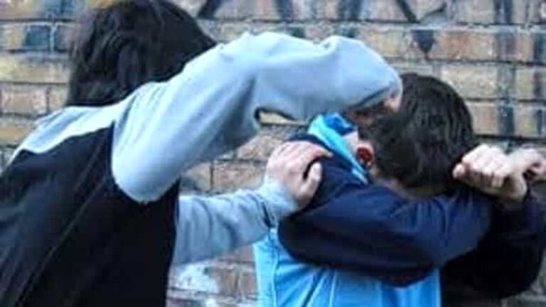 Bullismo a Torre del Greco, 11enne picchiato dalla baby gang con un tirapugni