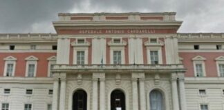 L’odissea di una ragazza ustionata all’occhio: un giorno e mezzo in barella al Cardarelli di Napoli, dimessa senza visita