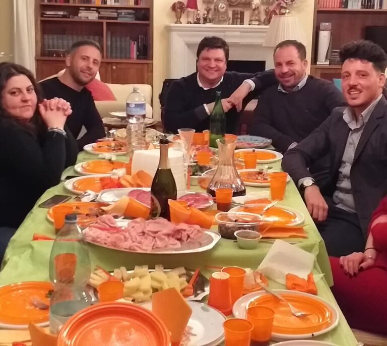 FOTO Orta di Atella, cena a casa del sindaco Villano per sostenere De Rosa alle primarie Pd e fare le scarpe a Bosco a favore di Graziano. La Sorvillo pensa di sporgere denuncia per stupro, Roseto è brillo