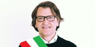 Aversa, dimissioni in massa di 13 consiglieri comunali: il sindaco De Cristofaro a casa. Si torna al voto a maggio