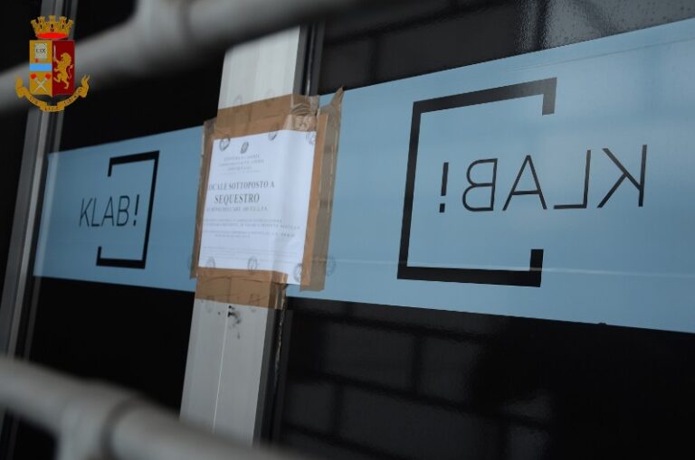 Chiusa la discoteca “Klab!” di Aversa, in una rissa un buttafuori estrae la pistola e crea il panico tra i clienti. In azione gli agenti del Commissariato: 6 persone denunciate