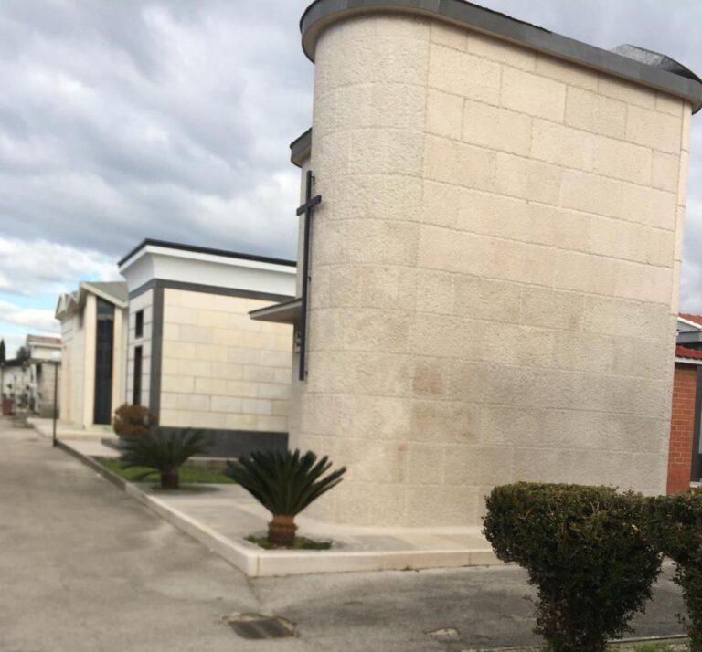 LE FOTO “Cappellopoli” al cimitero di Sant’Arpino, il suocero del sindaco ha costruito un grattacielo: il padre di Dell’Aversana “invade” il marciapiede. E Iovinella, Belardo e Coppola parlano di trasparenza, chiamate la Neuro!