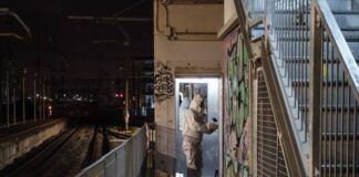 Shock in Campania, ragazza di 24 anni violentata nell’ascensore della stazione, fermati tre giovani napoletani tra i 18 e 20 anni: incastrati dalle telecamere