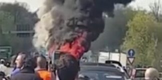 Autista sequestra scuolabus nel Milanese con 51 bimbi e appicca il fuoco, sei alunni sono campani