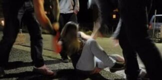 Ragazza campana di 19 anni stuprata dal branco, la riprendono con il cellulare e poi le mandano un video: lo vogliamo rifare