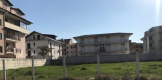 FOTO Trentola Ducenta, chiamate i carabinieri. In vista un altro business dell’usuraio-pescivendolo Pasquale Tonziello. Nel frattempo scampagnate gratis sul terreno “elettorale”. E il padre dell’ex assessore Pellegrino ci definisce “giornalisti di merda”