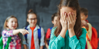 Bambina casertana presa a calci nella pancia da un compagno delle elementari perché “terrona”, episodio shock in una scuola veneta: è stata 18 ore al pronto soccorso