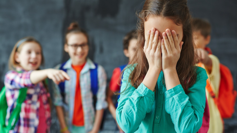 Bambina casertana presa a calci nella pancia da un compagno delle elementari perché “terrona”, episodio shock in una scuola veneta: è stata 18 ore al pronto soccorso
