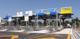 Furgone carico di migranti guidato da un napoletano inseguito dalla Polizia, auto speronate: il mezzo ha sfondato il casello autostradale