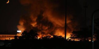 Brucia la Terra dei Fuochi, in fiamme deposito di rifiuti: nube tossica genera il panico