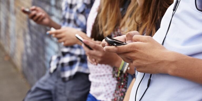 I professori sequestrano i telefonini, alunna napoletana di 12 anni in gita si getta dalla finestra: è in gravissime condizioni