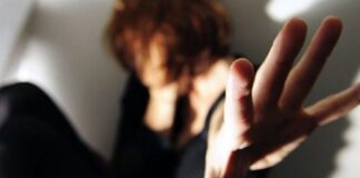 Napoli, una 44enne pestata a sangue e brutalmente violentata da un africano nel centro massaggi: l’uomo ha tentato di trafugare l’incasso