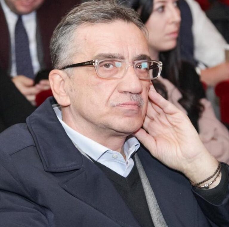 FOTO Crispano sembra il set per le televendite di materassi. E Cennamo sfotte: “Ancora tu non dovevamo vederci più”