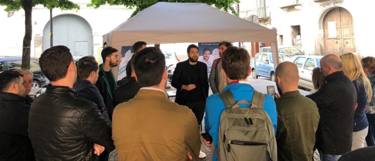 Comunali ad Aversa, in tanti all’iniziativa di Fiorenzano in piazzetta San Nicola: “Serve cambiamento, in passato si è pensato solo agli interessi personali”