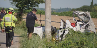 Si schianta con l’auto contro un palo, una 18enne casertana muore sul colpo: vettura si spezza in due