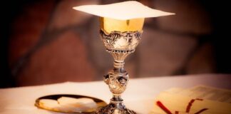 Shock in chiesa durante la comunione, prete campano beve dal calice e si sente male: avvelenato con la candeggina