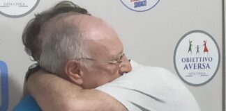 VIDEO E FOTO Aversa, il commovente abbraccio tra il sindaco Golia e il padre Gennaro. Per una volta in politica premiate le persone perbene impegnate in favore dei deboli