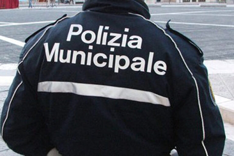 Napoli, agenti polizia locale aggrediti durante controlli: accerchiati da gruppo extracomunitari