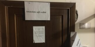 FOTO Sant’Arpino, ufficio tributi chiuso per ferie: cittadini in rivolta mentre il sindaco Dell’Aversana surclassa Montale con poesie memorabili. Assessori tutti assenti: impegnati tra negozi, mercato e tuffi al mare