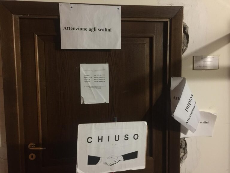 FOTO Sant’Arpino, ufficio tributi chiuso per ferie: cittadini in rivolta mentre il sindaco Dell’Aversana surclassa Montale con poesie memorabili. Assessori tutti assenti: impegnati tra negozi, mercato e tuffi al mare