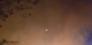 FOTO Maxi incendio a Crispano, nube tossica copre una parte del territorio: panico tra i cittadini