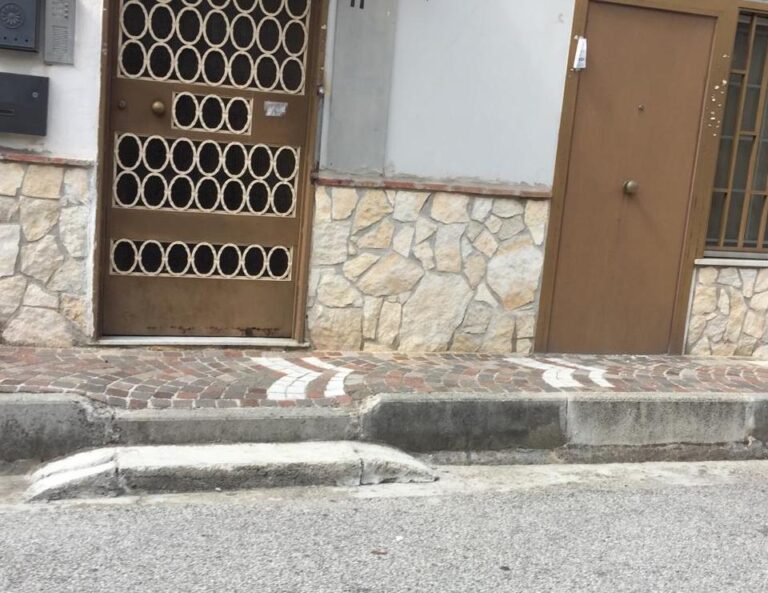 LE FOTO Sant’Arpino, quando l’abusivismo diventa un’opera d’arte: una rampa “geniale”. Intanto la Procura indaga sul sottotetto di via Sturzo, tutti gli altri si bendano gli occhi. L’assessore D’Errico abita lì ma pensa alle buste della spesa