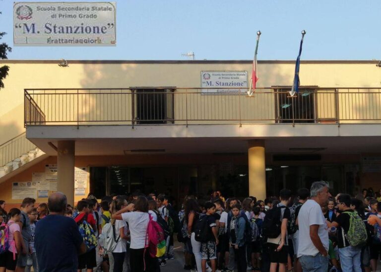 Frattamaggiore, “La vita è bella” alla scuola Massimo Stanzione: idea originale per il primo giorno di lezioni