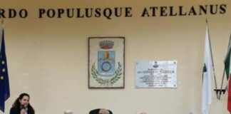 FOTO Presentazione libro a Sant’Arpino, l’autore si complimenta per lo sviluppo urbanistico “sano” della città: ma al suo fianco c’è Elpidio Iorio, proprietario di una casa abusiva a Orta di Atella e compariello del detenuto per camorra Brancaccio