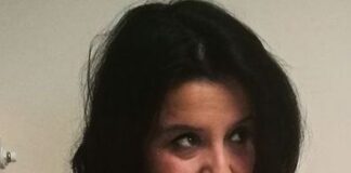 FOTO Morte per cancro del piccolo Mario, protesta della giornalista Marilena Natale davanti al consiglio regionale: affissi manifesti. Minacciata di arresto