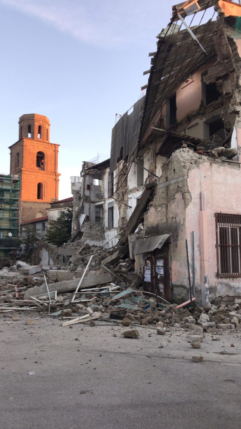 VIDEO Aversa, in corso le operazioni di demolizione dell’ex scuola Cimarosa