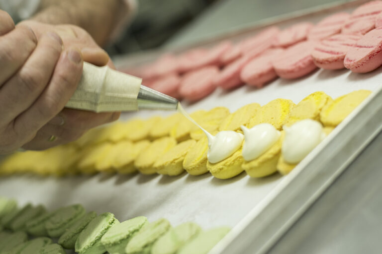 Aversa, pasticceria vìola le norme del permesso a costruire: il Comune ordina la demolizione